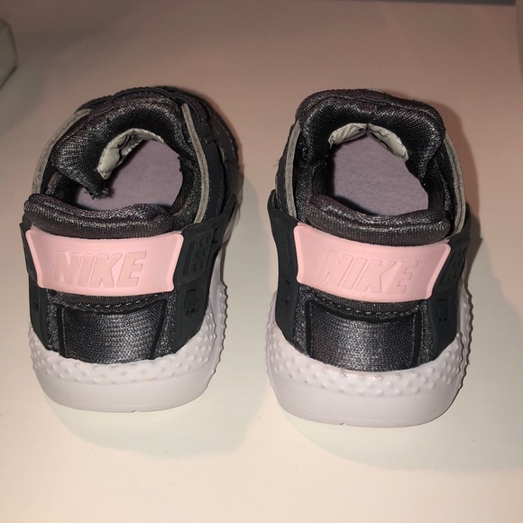 Toddler grey & pink Nike Huarache - Picture 2 of 6